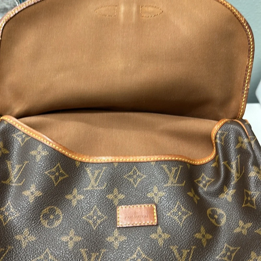 Louis Vuitton Saurmur Crossbody - Picture 6 of 16